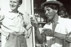 Zygmunt Pniewski z indianinem ze szczepu Karaża, Brazylia, 1967 r. fot. Arkady Fiedler