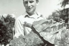 Zygmunt Pniewski z żółwiem mata mata, Porto Velho - Brazylia 1967 r. fot. Arkady Fiedler